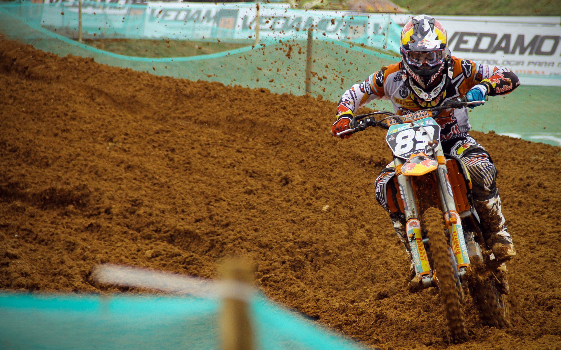 地方政府联合推动足球运动发展，打造特色足球小镇，《关于开展全国足球发展重点城市建设工作的指导意见》